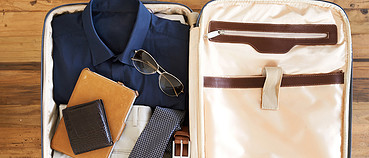 Fechar a sua mala para uma viagem de negocios